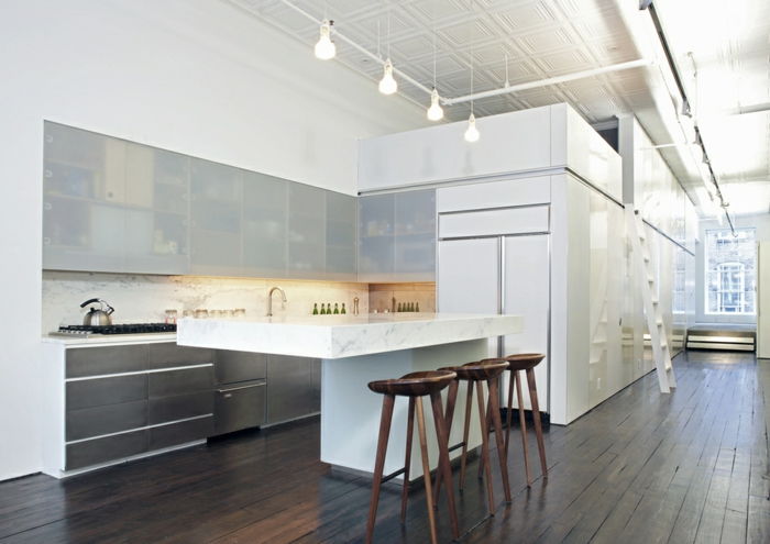 otvorenú kuchyňa, obývačka-oddelené-open-kuchyňa s dreveným-counter stolička-bar-nepriame osvetlenie a biele-device