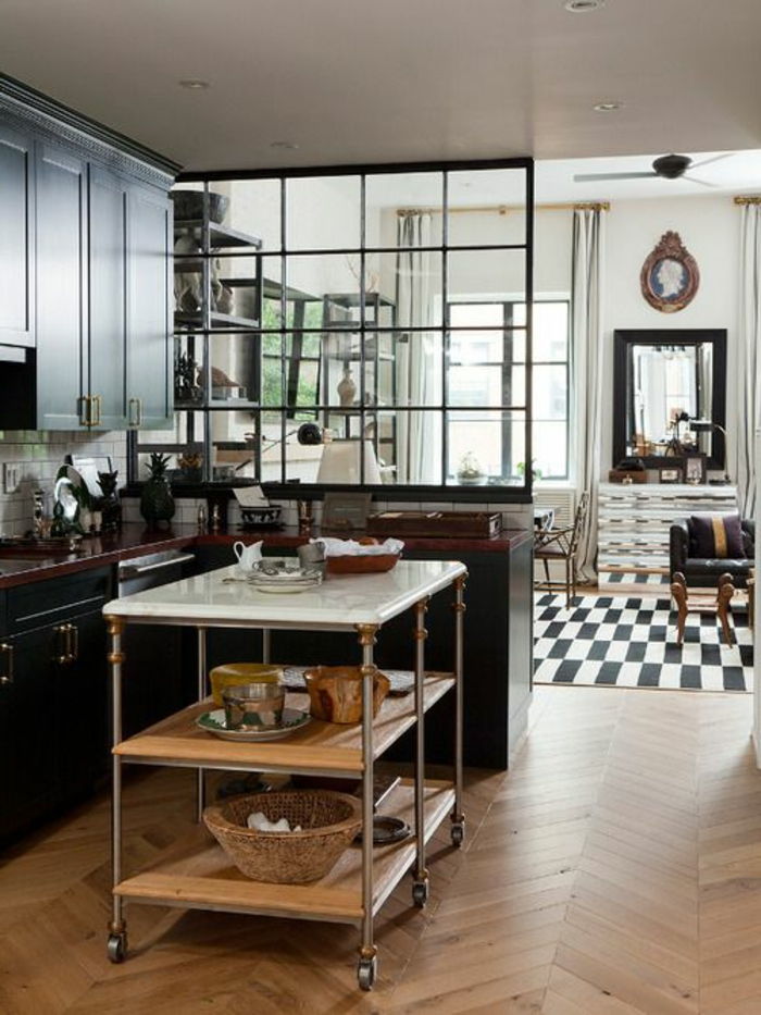otvorenú kuchyňa, obývačka-oddelené-parket-užitočné table-roll-kuchynské dvierka skriniek-black-pattern koberec-mirror-kožený gauč čierna