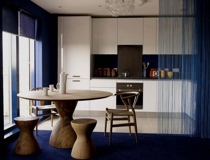 otvorenou kuchyňou, obývačkou odpojenie Round-jedálenský stôl, z masívneho dreva, drevené stoličky-modro-plyšový koberec žalúzie