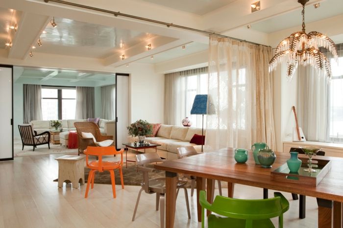 otvorenú kuchyňa, obývačka-oddelené lamely dreva stolný geüner-sedačková koberec-krémovo biela-sedačka-oranžovo-sedačková drevo stolička