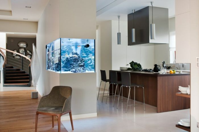 otvorenú kuchyňa, obývačka-oddelené-bielo-poschodie-black-bar stoličky akvárium-izbový deliče Schody