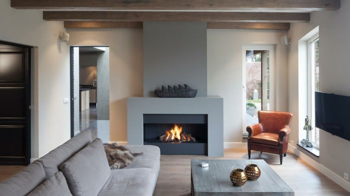 Open-spisar trä tak-laminatgolv-grå-soffa-grå-soffbord kvadratmeter läderfåtöljer brun
