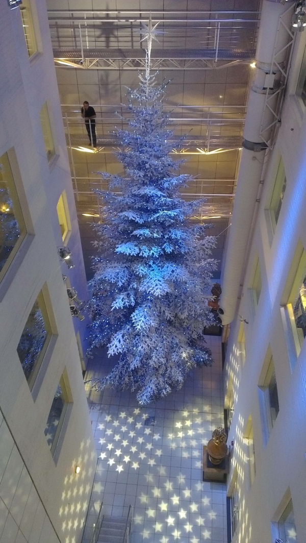hvit juledekorasjon - gran-tree, som er med en gigantisk størrelse
