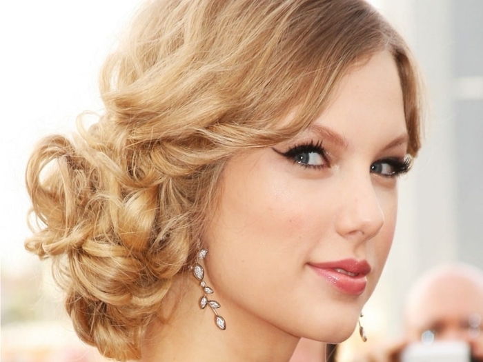 Ombre aspect de Taylor Swift foarte tantalizant aspectul ruj rosu ochii stresat