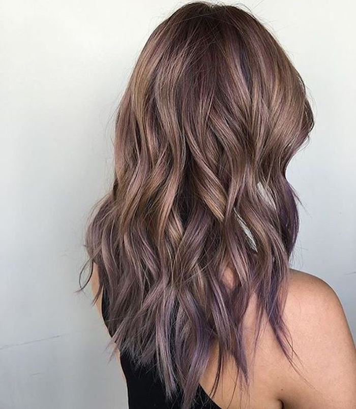 plaukai ombre mitellange plaukai rudi su garbanomis ir subtilus ombre purpurine