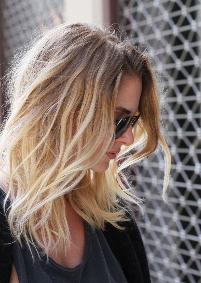 brun blond ombre i ljusa färger kvinna med glasögon vardaglig bild naturlig modell