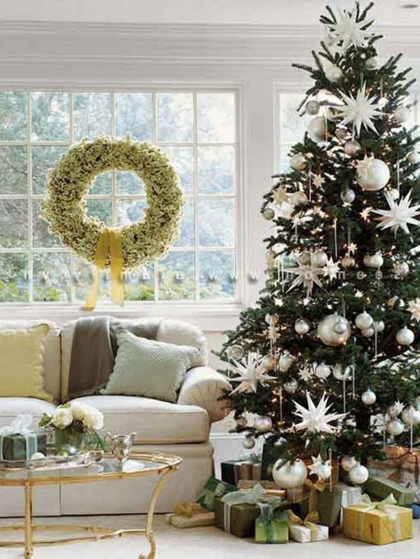 hvit juledekorasjon - gran-tre og en grønn krans ved vinduet