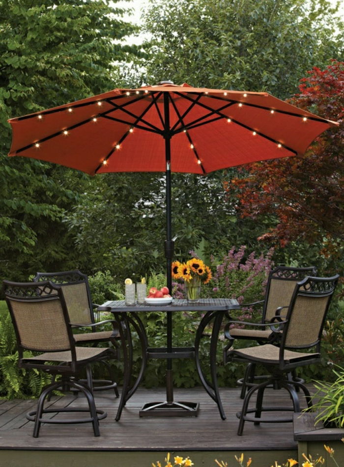 oransje hage paraply solenergi lys-bord-stoler-smijern hage grønn