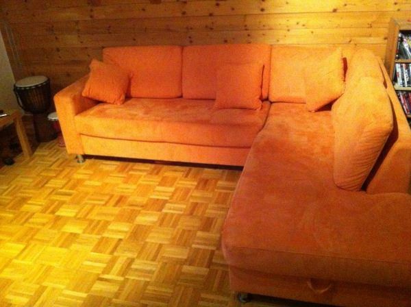 pomarańczowo-kolorowy-narożnik-sofa-pokrowce-wyposażenie bardzo małego salonu