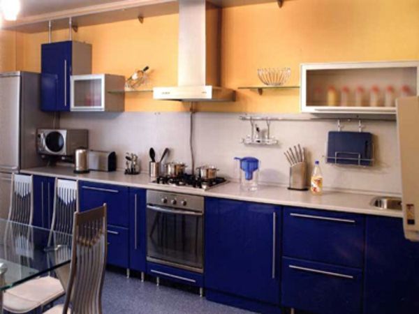 oranžinės ir mėlynos-in-the-virtuvė