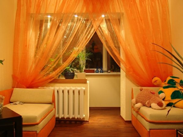 cameră de zi cu perdele transparente în portocaliu - jucării de plus lângă el
