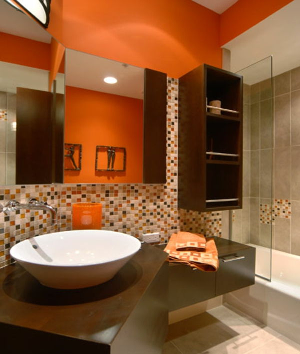 Pomarańczowa łazienka z mozaiką