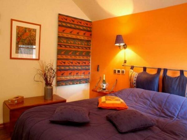 Oranžová obývacia izba v originálnom dizajne v teplých farbách