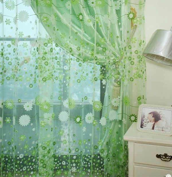 organza-perdele-verde-culoare-în dormitorul de lângă noptiera