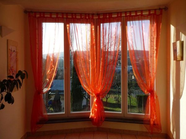 organza-užuolaidos-oranžinės niuansai - gražus vaizdas iš lango