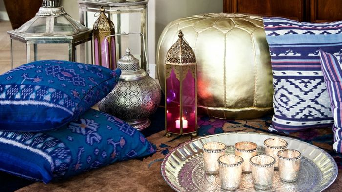 Rytų papuošti idėjas gražių rytietiškų dekoracijų mėlynos pagalvės auksinės sėdynės pagalvėlės žvakės