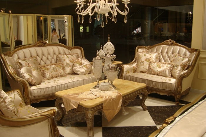 Allestire in Medio Oriente significa mobili in oro e decorazioni su ogni parete