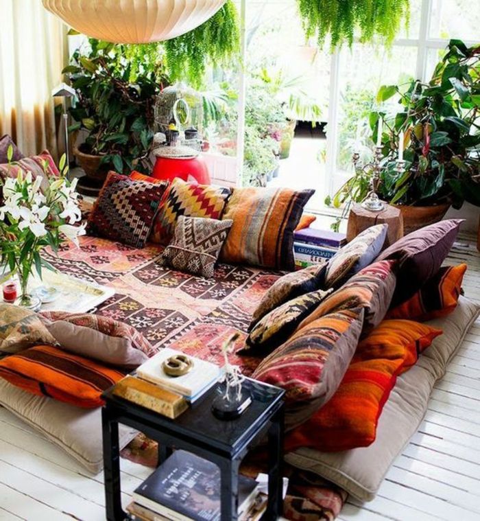 rytietiškame puošmena nėra sofos, bet minkštas kilimas ant grindų ir daug spalvingų pagalvių puikus nuojauta