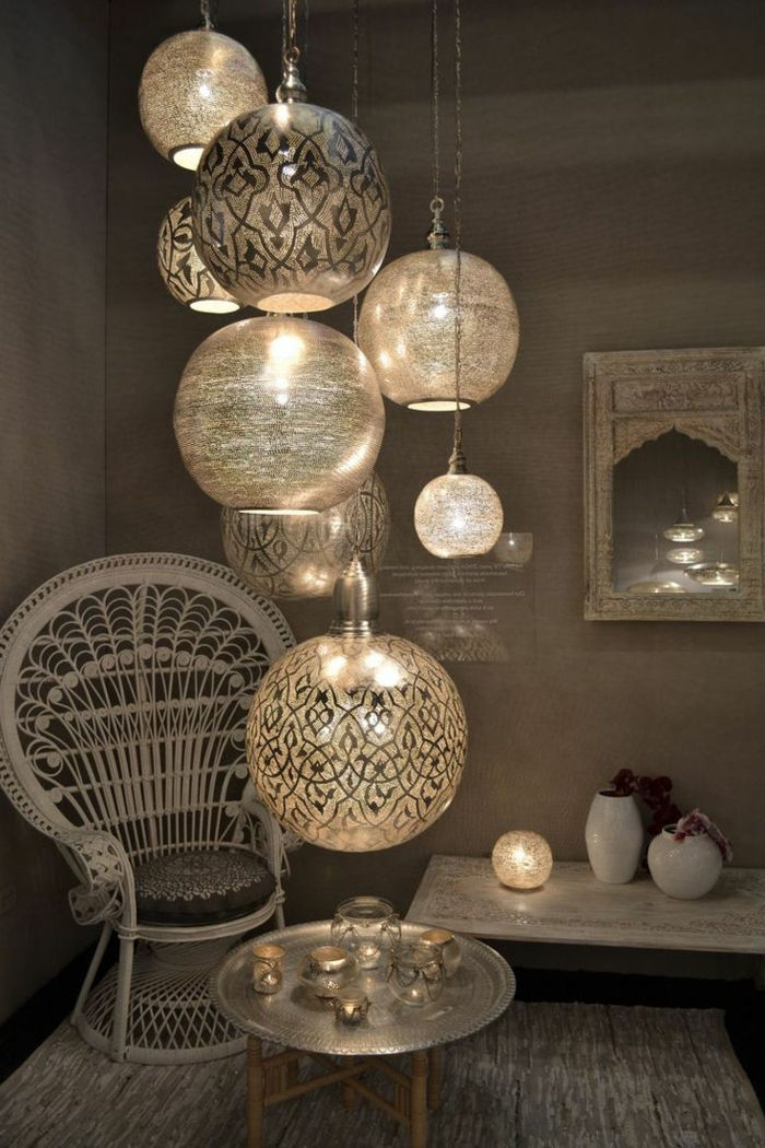 orientaliska tyger många lampor subtilt ljus i lilla rummet fåtölj ljus miniregal bricka bord dekor