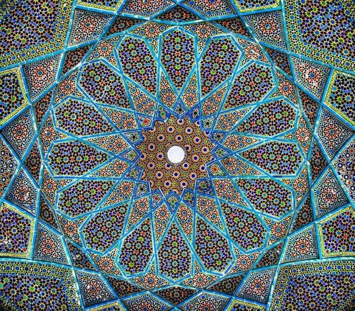 orientalisk dekoration mandala gjord av kakelgolv eller takideer i ljusa färger blå grön dekoration vit i mitten hypose