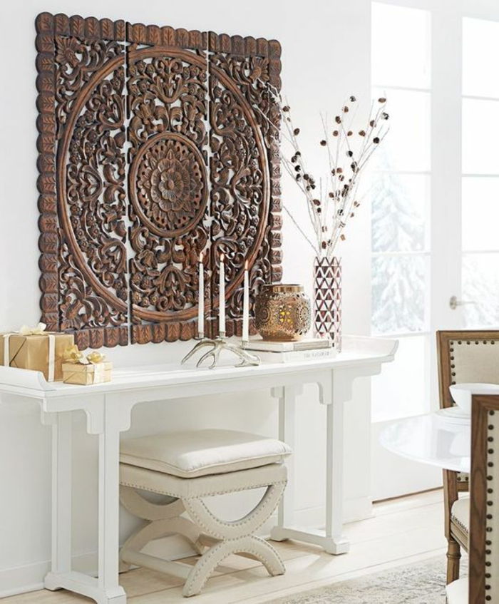 rytietiški deko autentiški dekoracijos vienetai baltos lentyna daug žvakių vazos su dirbtiniais gėlėmis mandala sienų dekoras medinis