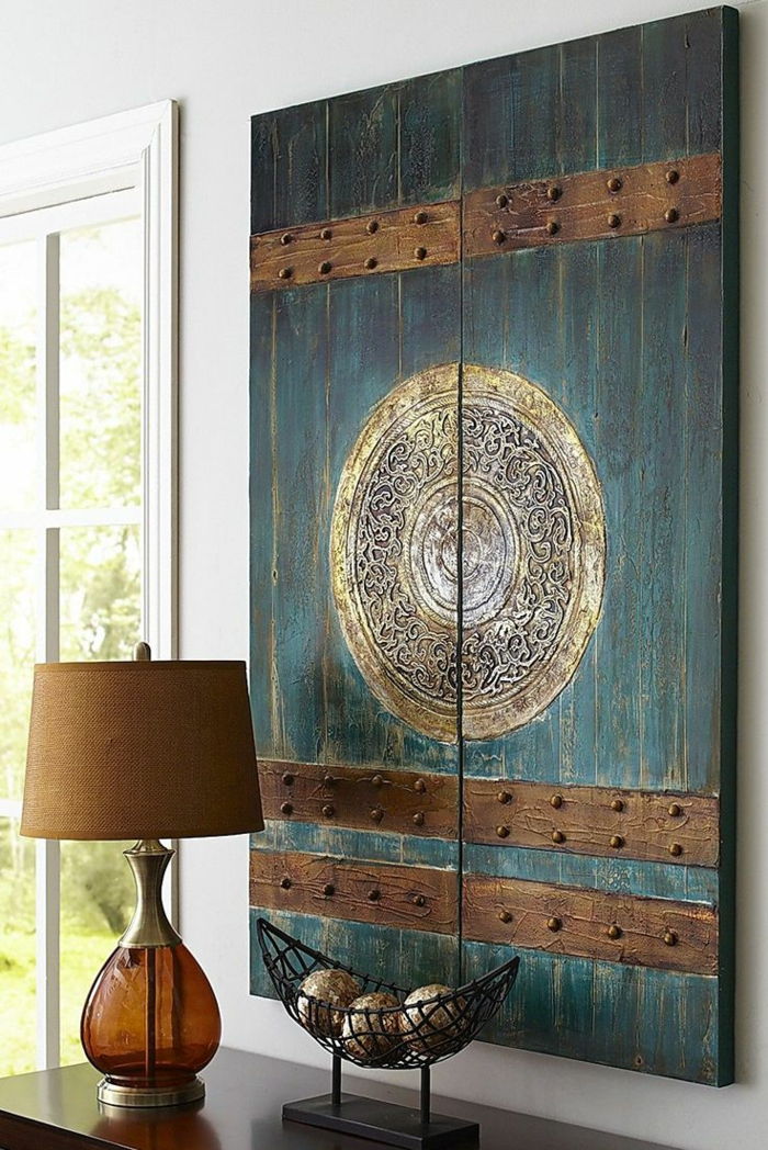 rytietiškas apdailos mandala langas, rodantis ant sienos dekoratyvinį langą gražus žibintas ir vaisių laikiklis