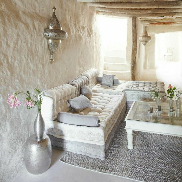 rytietiškas dekoras paprastas beduinas stilius baltos sidabrinės metalinės kėdės pilkos kiliminės gėlės vazos sieninė lempa
