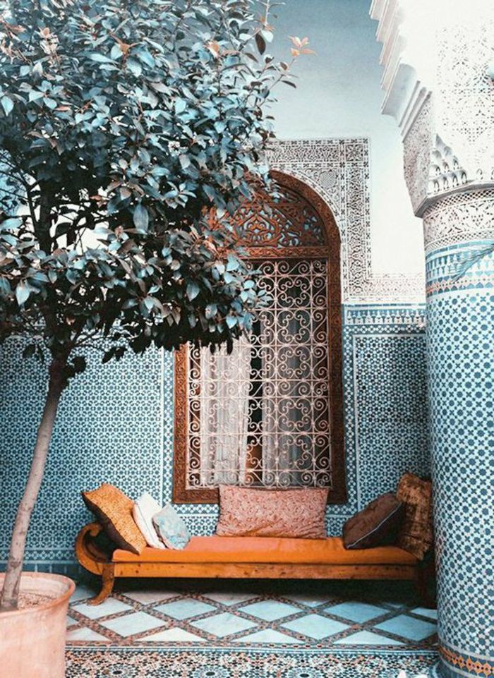 marockanska lampor dekorationer för den slutna trädgården orientaliska stil deco kuddar och soffa fönster dekoration galler