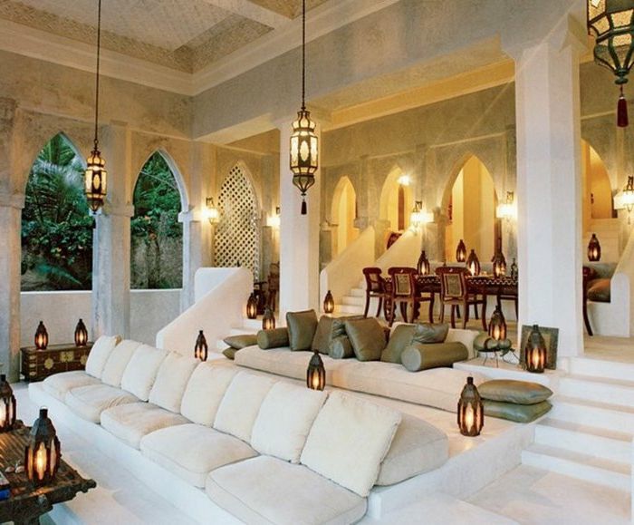 Arabische meubeldecoratie voor de tuin witte zittende leunstoel veel lantaarns verduisterde verlichtingsidee