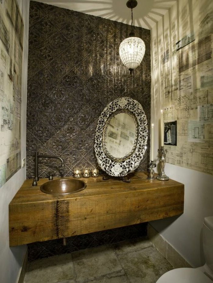 orientalska svetilka v kopalniškem ogledalu s posebnimi oblikovalskimi okraski v kopalnici ponorov, dekorativnih sveč