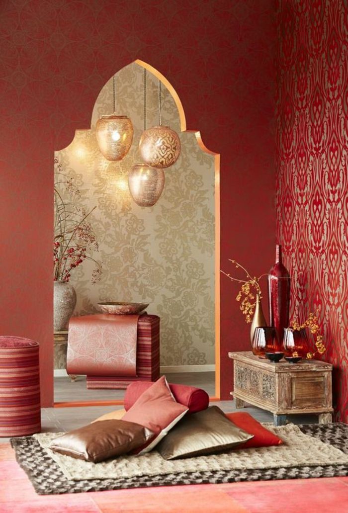 rytietiški dekoro idėjos idėjos pagalvių rudos auksinės tapetos raudonos ir auksinės su dekoracijomis kilimų vazos