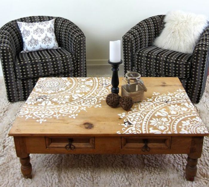 oosterse lamp kaars op tafel mandala decoraties in wit op de tafel twee fauteuils met zachte kussens