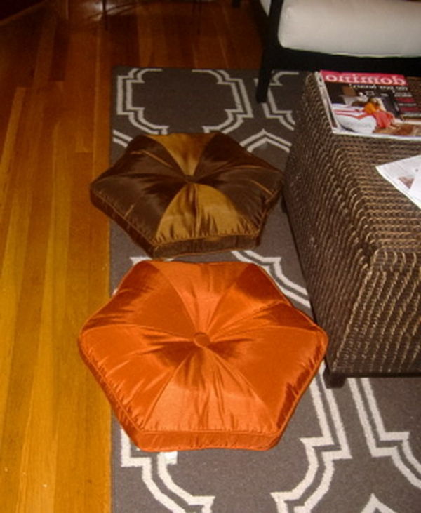 rytietiškas dekoravimas su sėdynės pagalvėlėmis ant gražaus kilimo