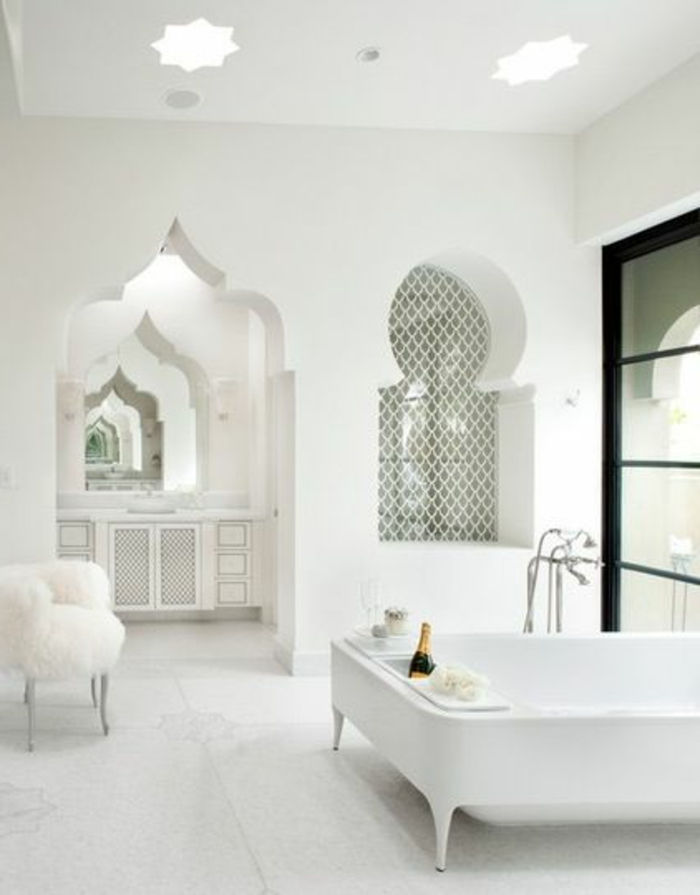 orientalisk lampa i badrummet elegant badrum design i vit färg vägg dekor badkar fåtölj bord fluffigt lyx ren