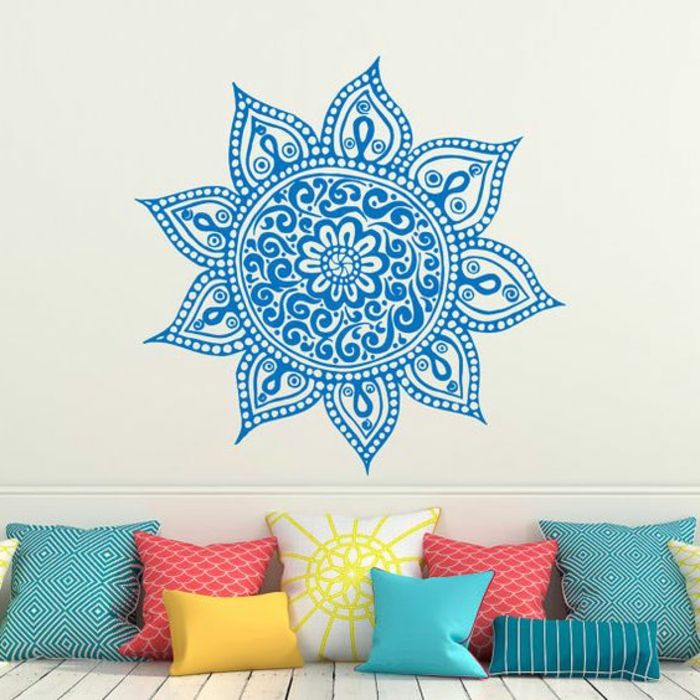 rytų lempos papuošalai namuose mėlyna mandala tapyba ant sienos spalvingos pagalvės dizaino idėjos