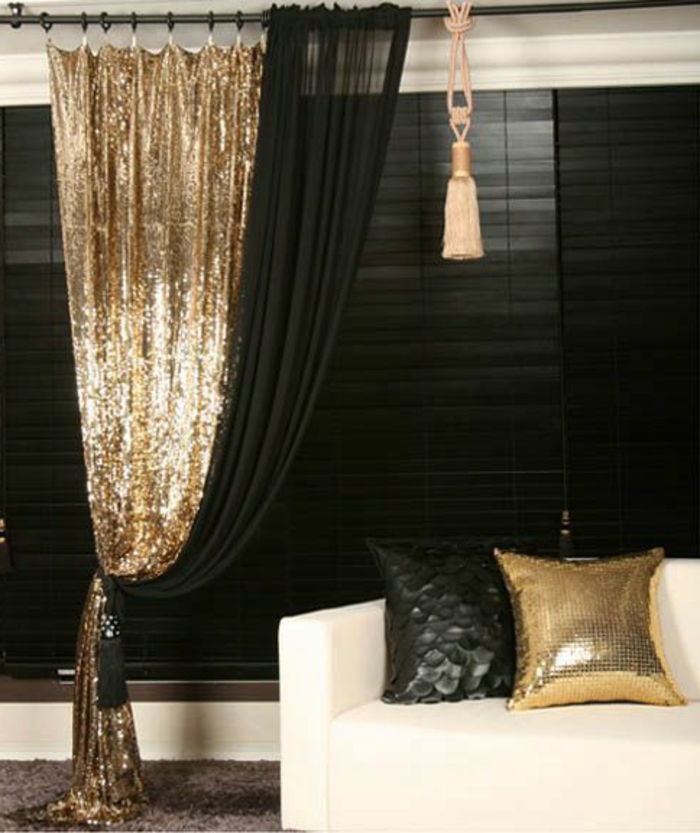 oosterse lamp decoratieve gordijnen glanzende design arrangement in wit zwart en gouden kussen idee