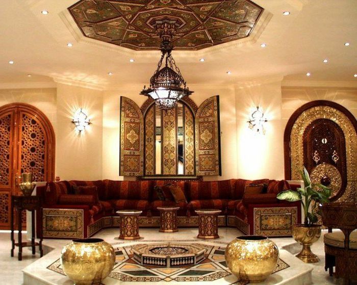 orientalske viseče svetilke in luster ter sveče zlate dekoracije vaze okrasne okenske mizice