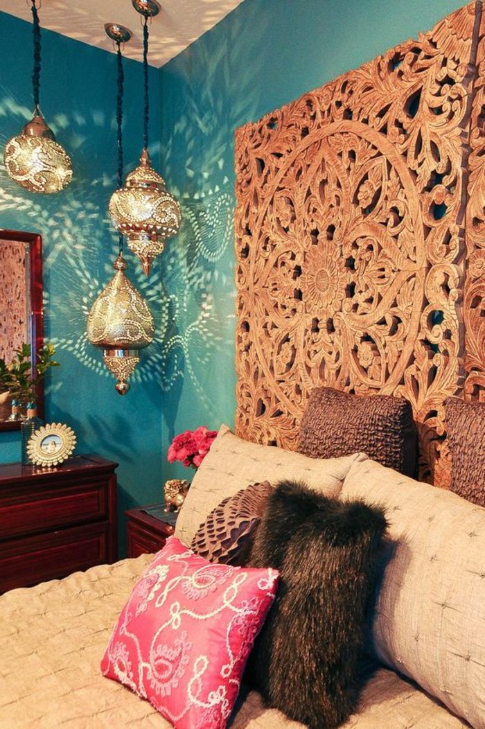 rytietiškos pakabinamos lempos miegamajame daug spalvingų pagalvių pūkuotas ciklamenų sienų dekoras mandala medienos