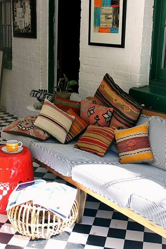 orientalsk hengende lampesofa pute fargerik dekorasjon i rommet sofa hvitt og blått kaffebord deco veggdekorasjon