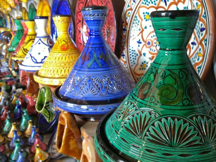 Farget keramisk orientalsk dekorasjon, smaragdgrønn keramisk dekorasjon, ultramarine og gul, marokkansk keramisk souvenir marked, mosaikk keramisk plate