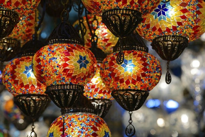 Tureckie żyrandole wykonane z metalu i szkła barwionego na rynku w Stambule, piękne i funkcjonalne elementy dekoracyjne