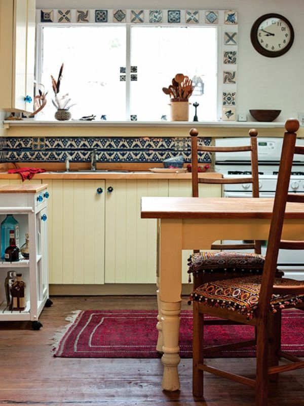 oriental-dlaždice-pre-kuchyňa-drevený stôl a nástenné hodiny