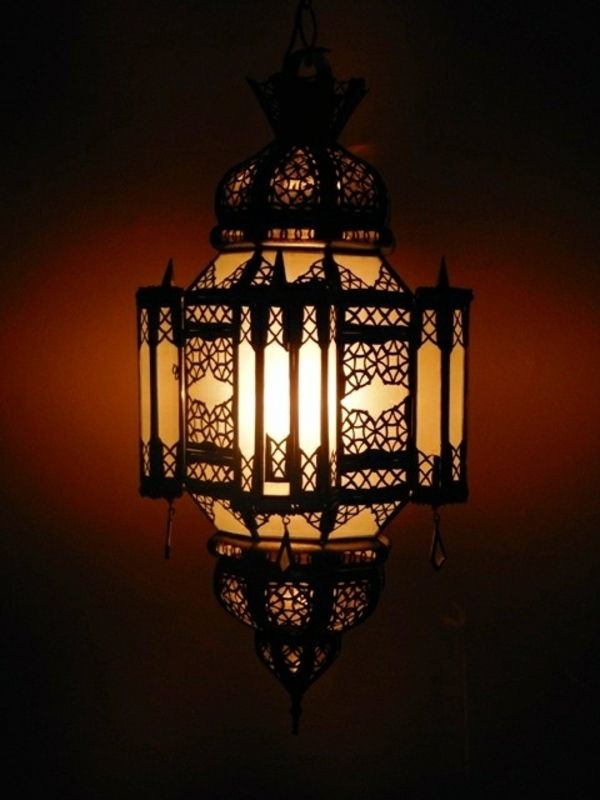 orientalisk-lampa-i-mörkrum-elegant design