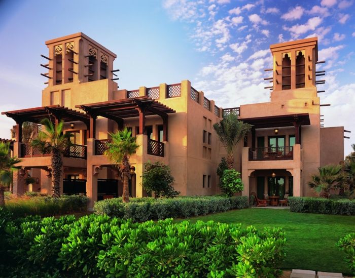 oosterse decoratie in het huis luxe villa in de Arabische landen huis met tuin palmen steen hout rooster