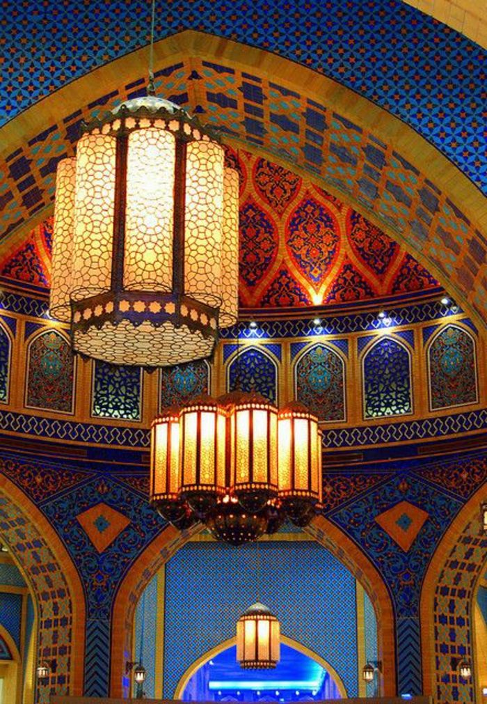 deko orientalske barve na stenah velike svetleče lusterke modre barve z rdečo rumeno zeleno barvo
