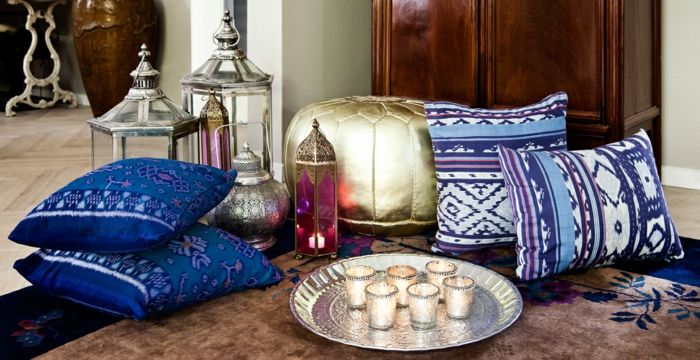 Arabiški baldai sėdynių pagalvėlės aukso spalvos dekoratyvinės pagalvės violetinės ir mėlynos žvakės žibintai persų kilimas