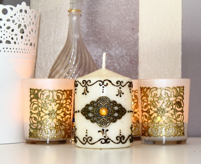 arabų baldų žvakės, puodų buteliai, dekoratyviniai elementai rytietiškame namo apdailoje ant žvakių