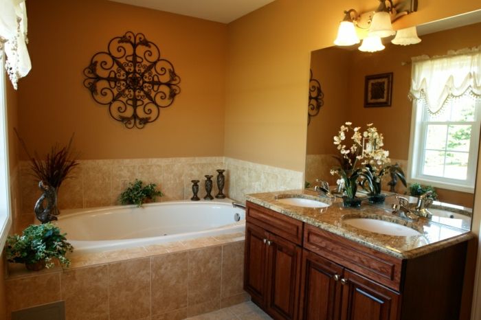 deko rytietiškas vonios kambarys vonios kambarys vonia sienų apdaila gėlių motyvai gėlės deco lempos kriauklės