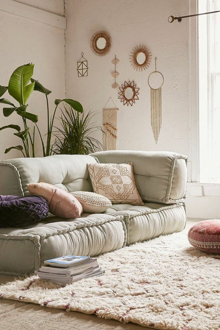 deco orientale morbido divano con molti cuscini mandala modello deco muro arredamento specchio ornamento tappeto