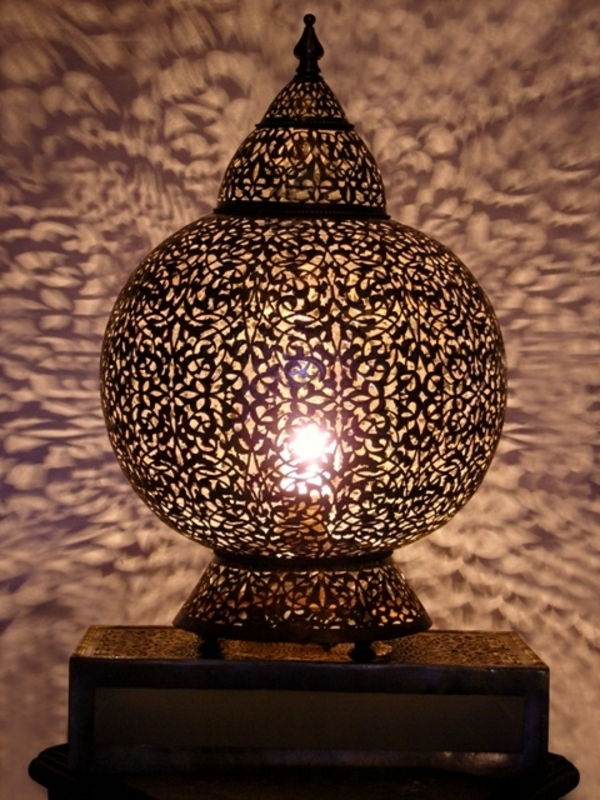 orientalisk-lampa-intressant-form-mysighet n